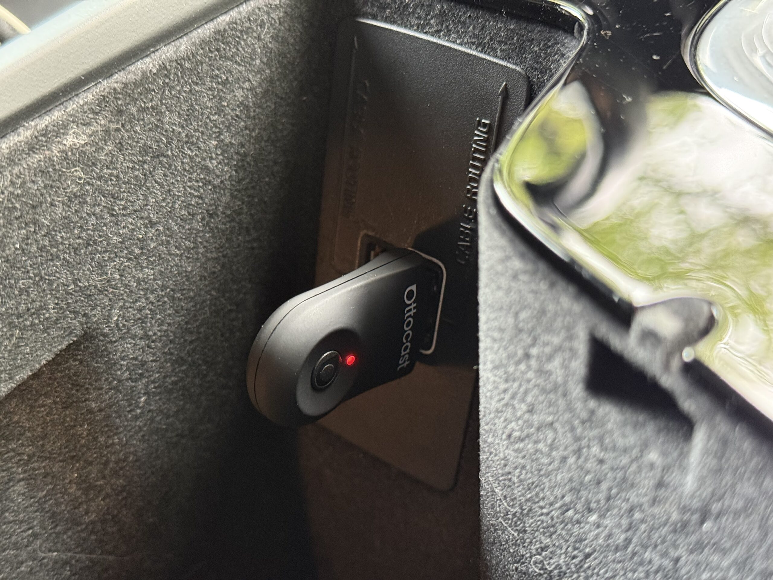 "Ottocast" adapteris, sumontuotas ant "Volvo" centrinės konsolės