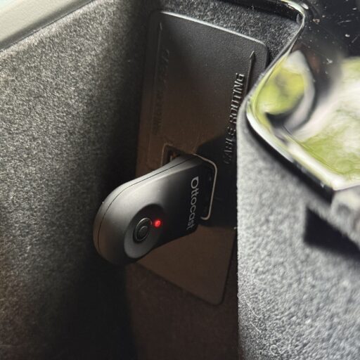 Ottocasti adapter paigaldatud Volvo keskkonsooli